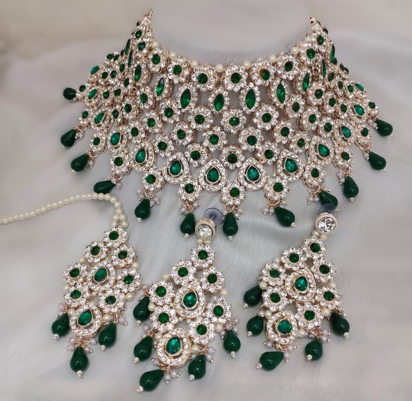 Pristine Contemporary Green Kundan Choker Necklace Earring Jewellery Set For Bride
