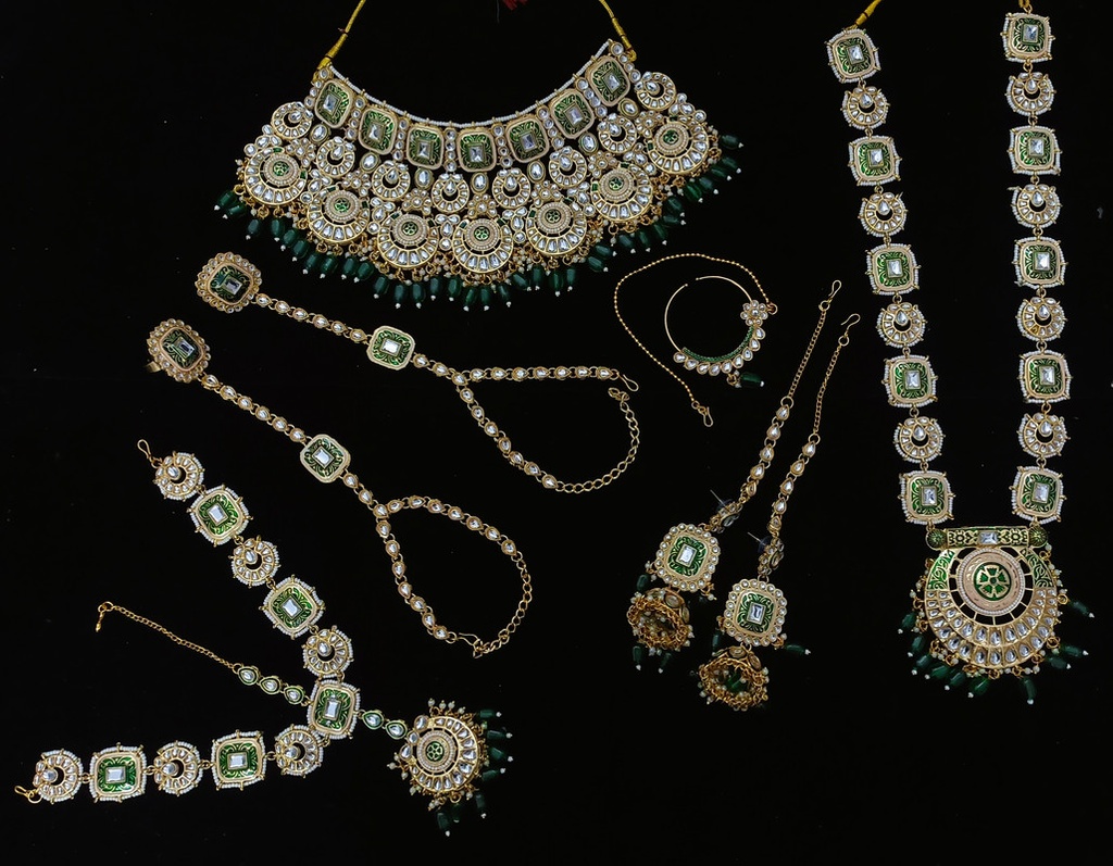 Ethereal Modern Green Kundan Choker Necklace Earring Jewellery Set For Bride